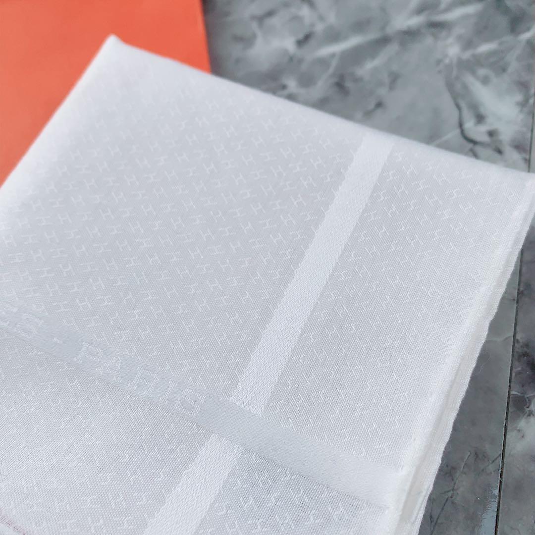 HERMES ポケットチーフ ハンカチーフ エルメス カレ ホワイト シルク
