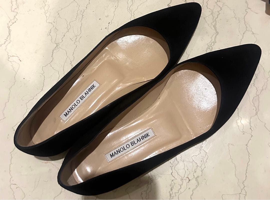 マノロブラニク　38サイズ　スウェードフラット