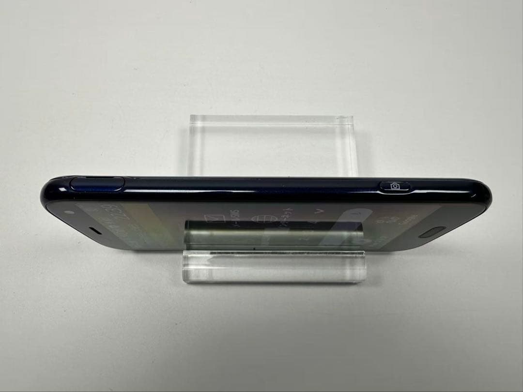 美品 NTT docomo らくらくスマートフォン F-52B ネイビー