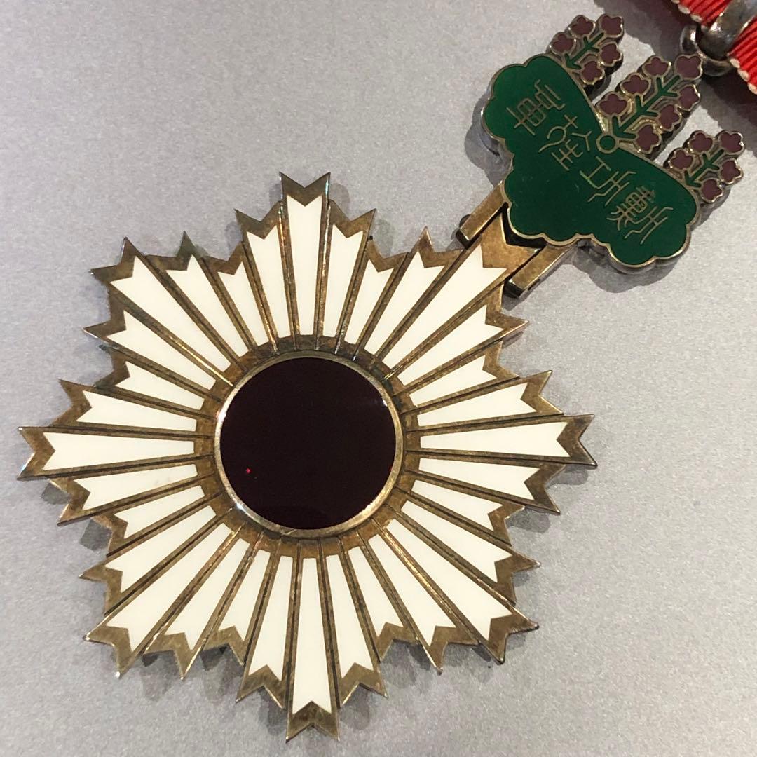 【送料無料】 旧日本軍 陸軍 海軍 勲章 記章 徽章 勲三等旭日中綬章 本体のみ