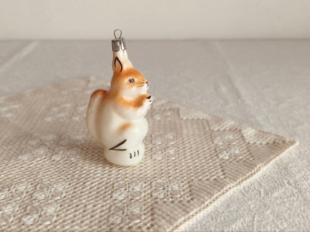 * vintage ornament ୨୧ * ミルク色ガラスの 素敵なリスさん