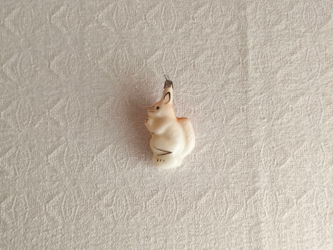 * vintage ornament ୨୧ * ミルク色ガラスの 素敵なリスさん