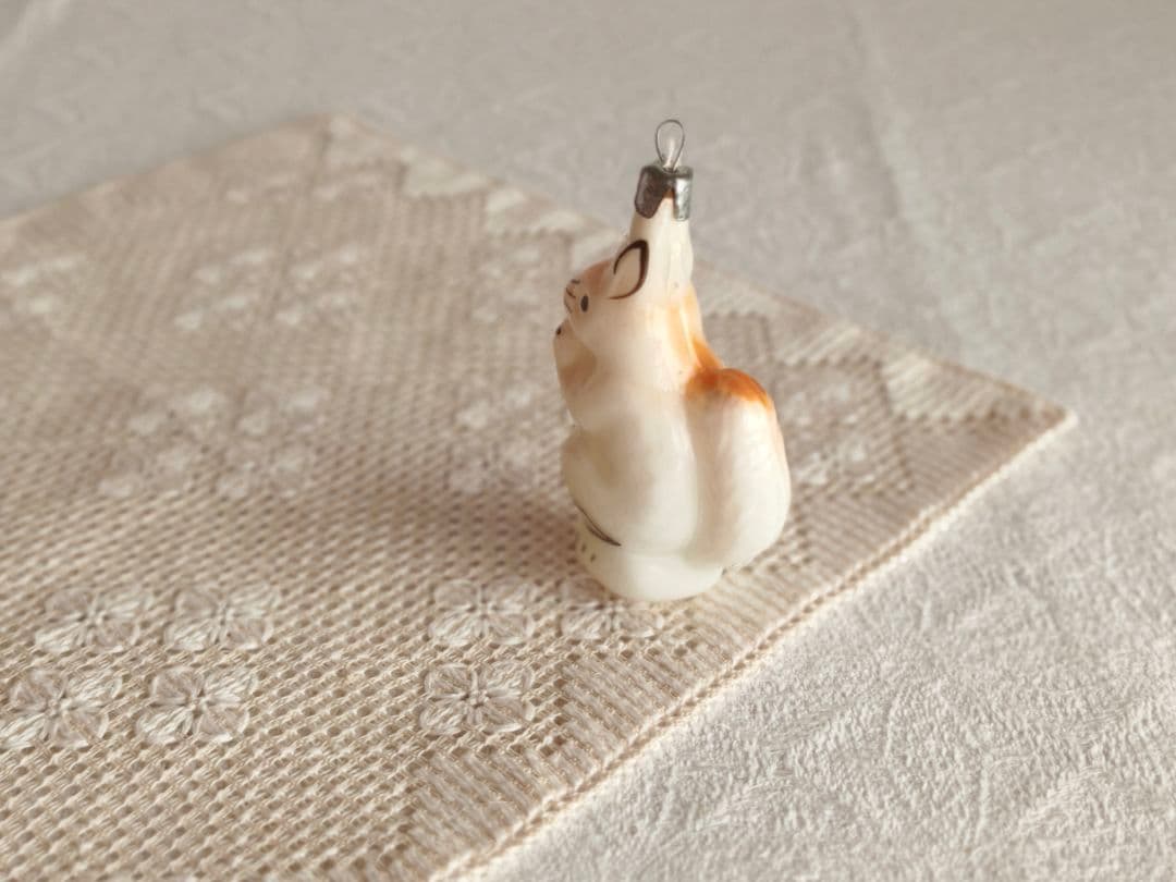 * vintage ornament ୨୧ * ミルク色ガラスの 素敵なリスさん