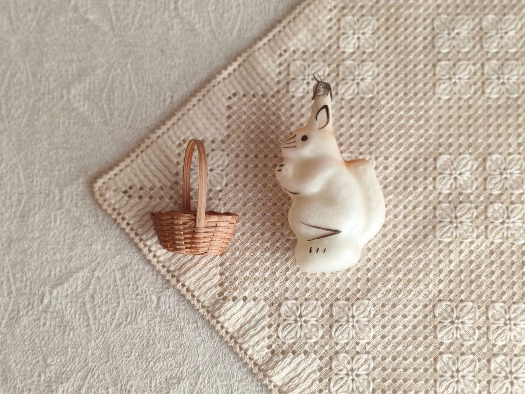 * vintage ornament ୨୧ * ミルク色ガラスの 素敵なリスさん