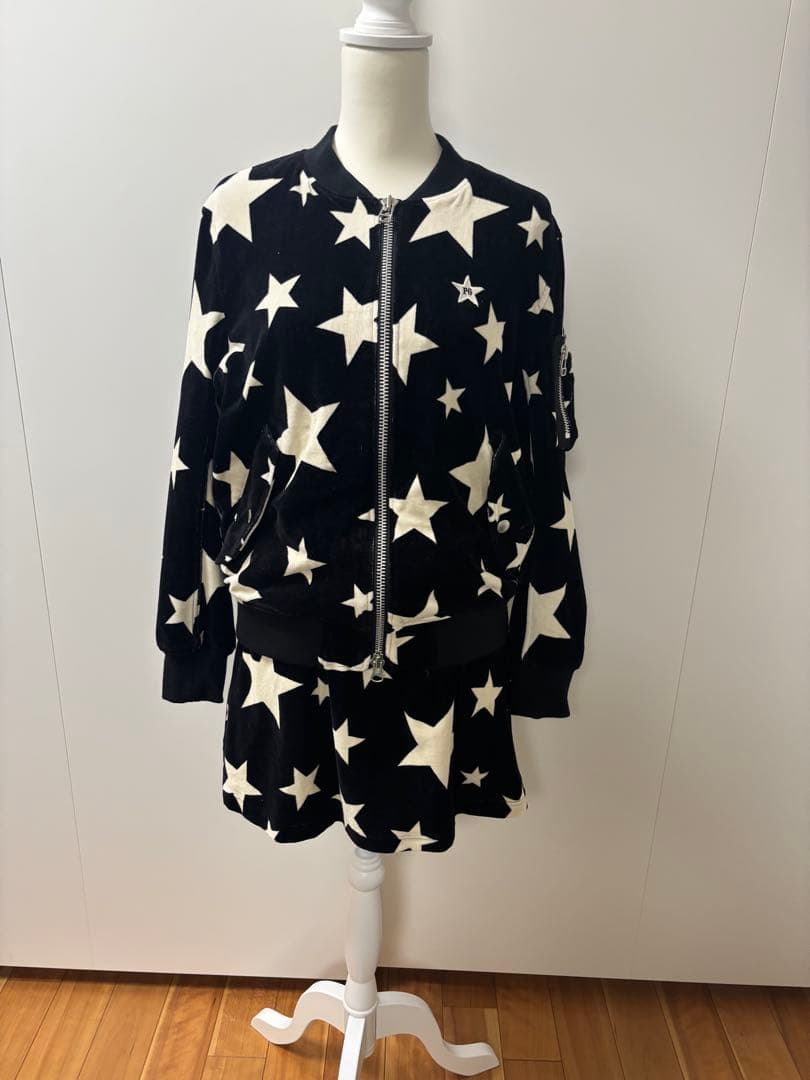 ブラックとホワイトの星柄ベロアセットアップ