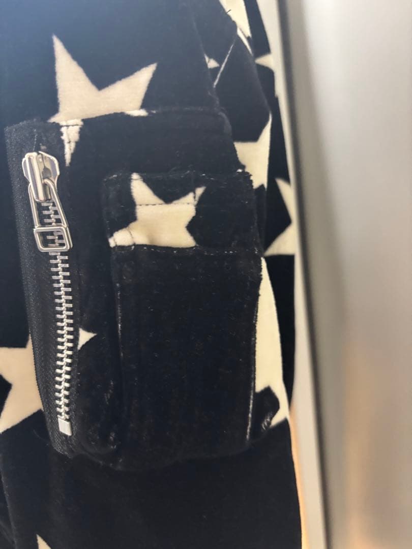 ブラックとホワイトの星柄ベロアセットアップ