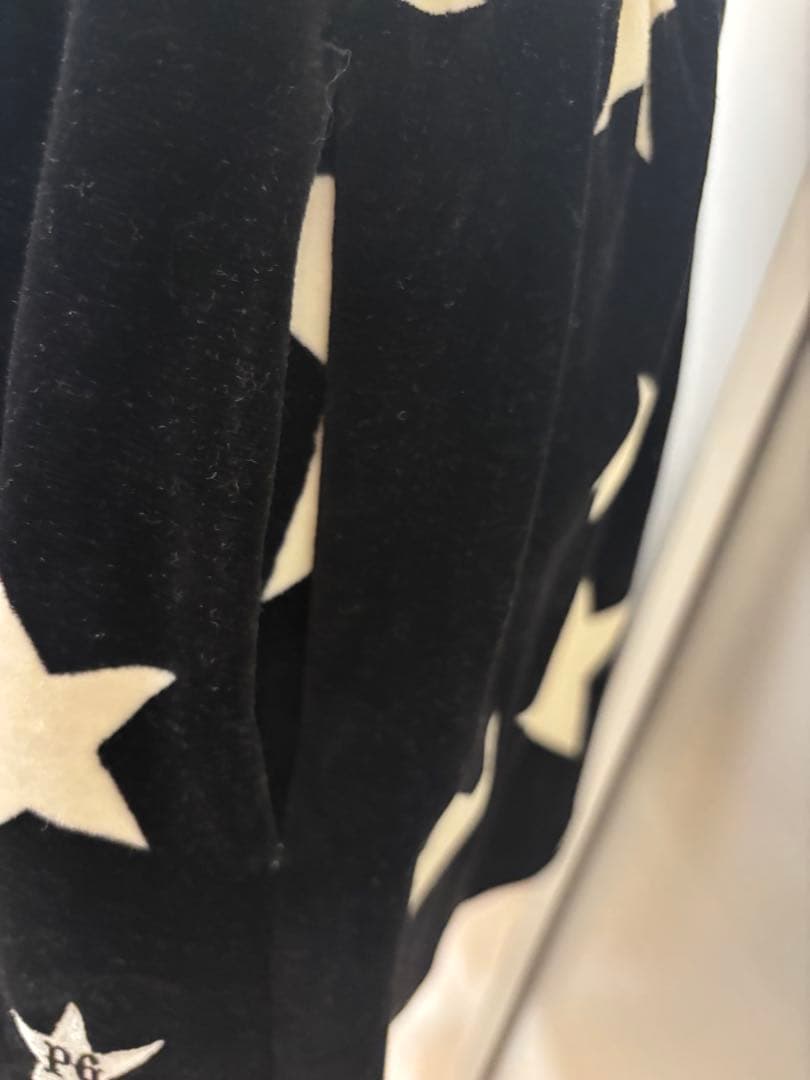 ブラックとホワイトの星柄ベロアセットアップ