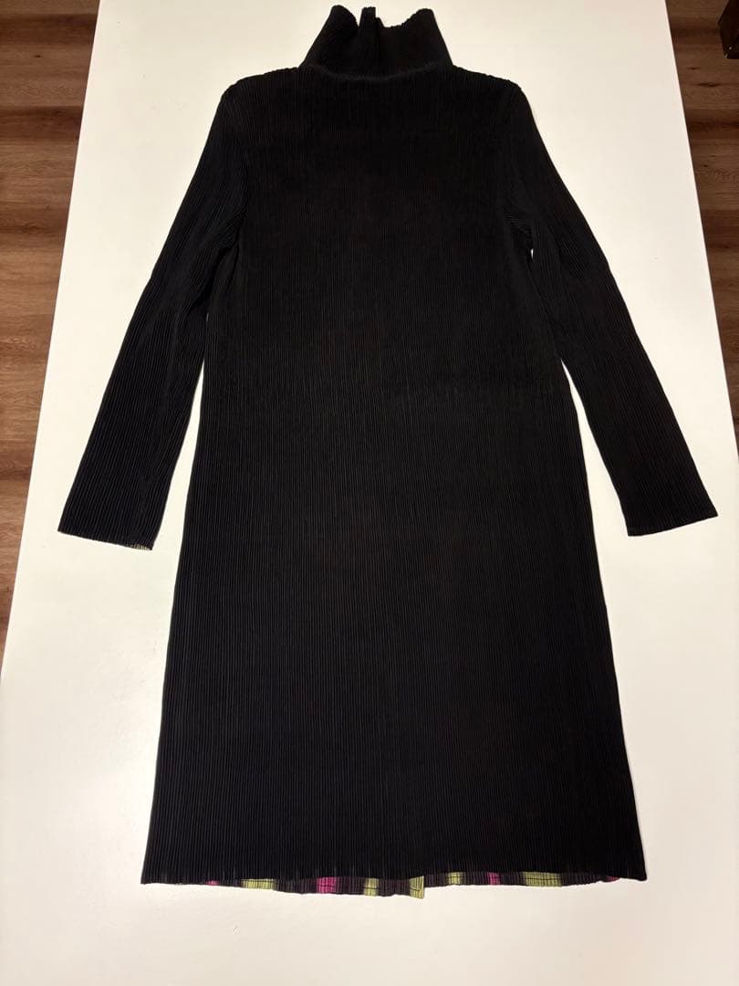 プリーツプリーズのアップリケロングコート