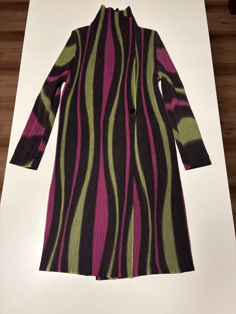 プリーツプリーズのアップリケロングコート