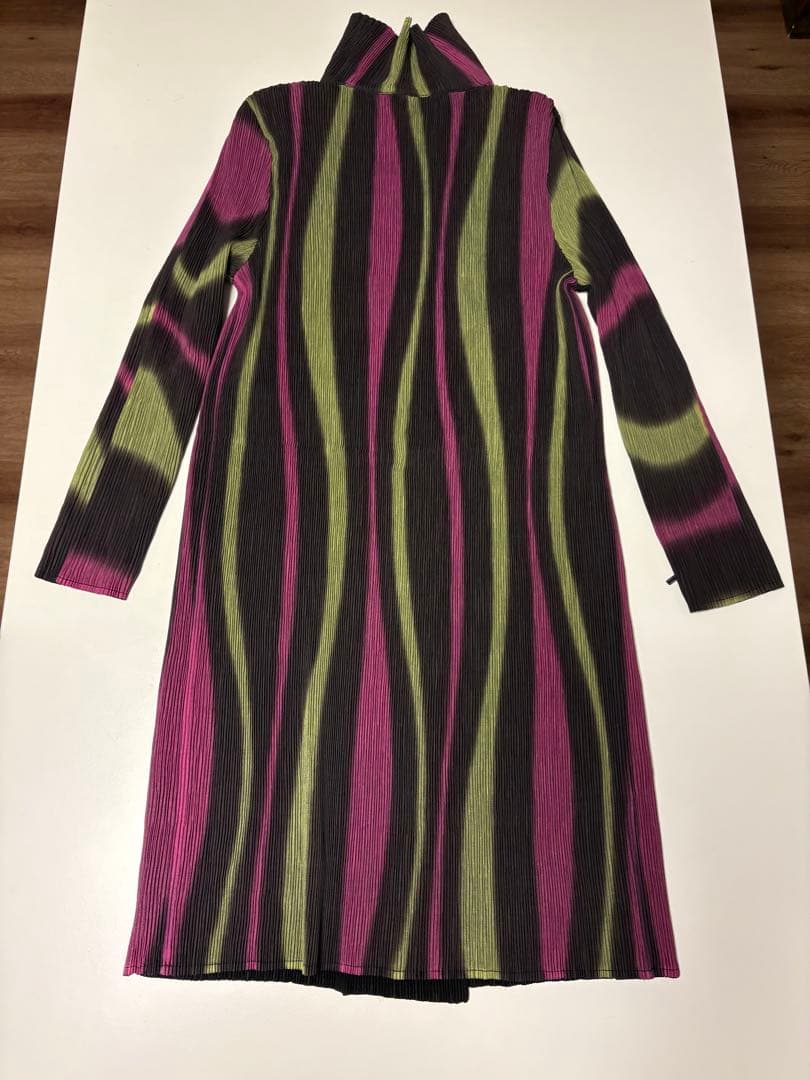 プリーツプリーズのアップリケロングコート