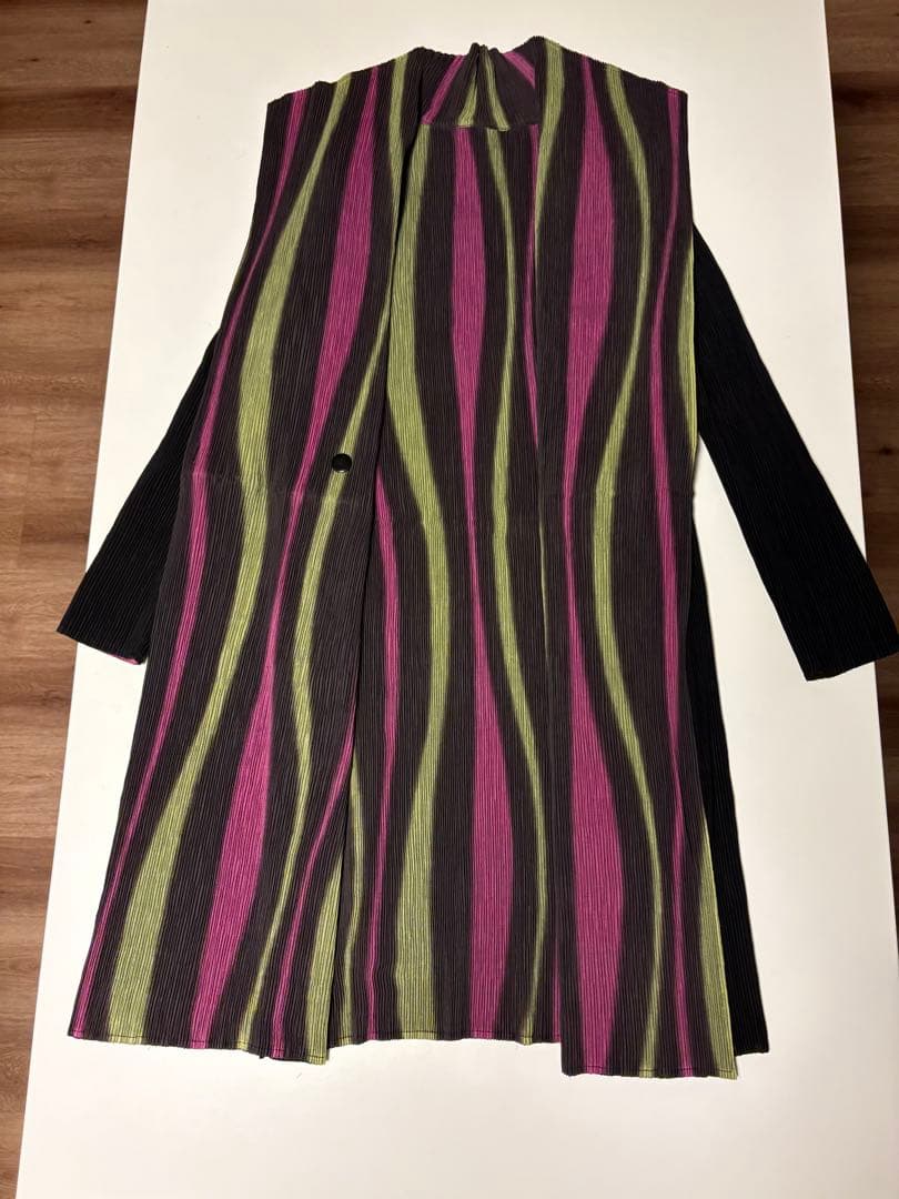 プリーツプリーズのアップリケロングコート