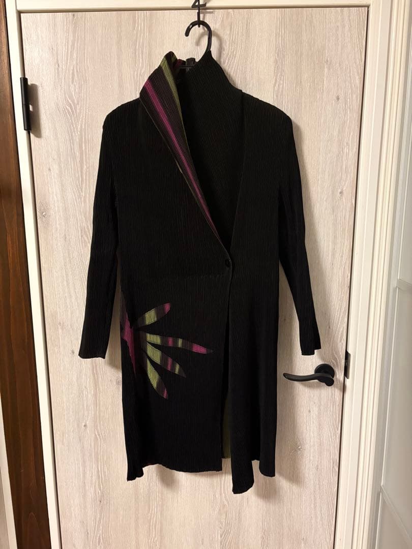 プリーツプリーズのアップリケロングコート