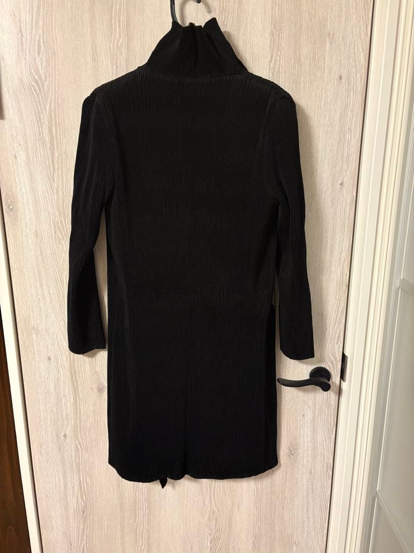 プリーツプリーズのアップリケロングコート