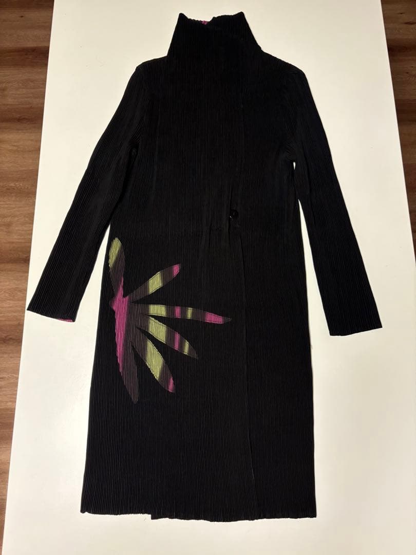 プリーツプリーズのアップリケロングコート