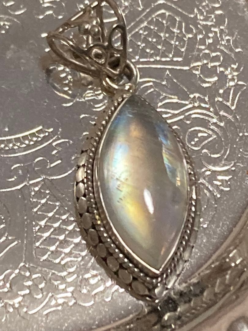 X*n様 【定価5万円】天然 レインボームーンストーン 大粒 ペンダントトップ