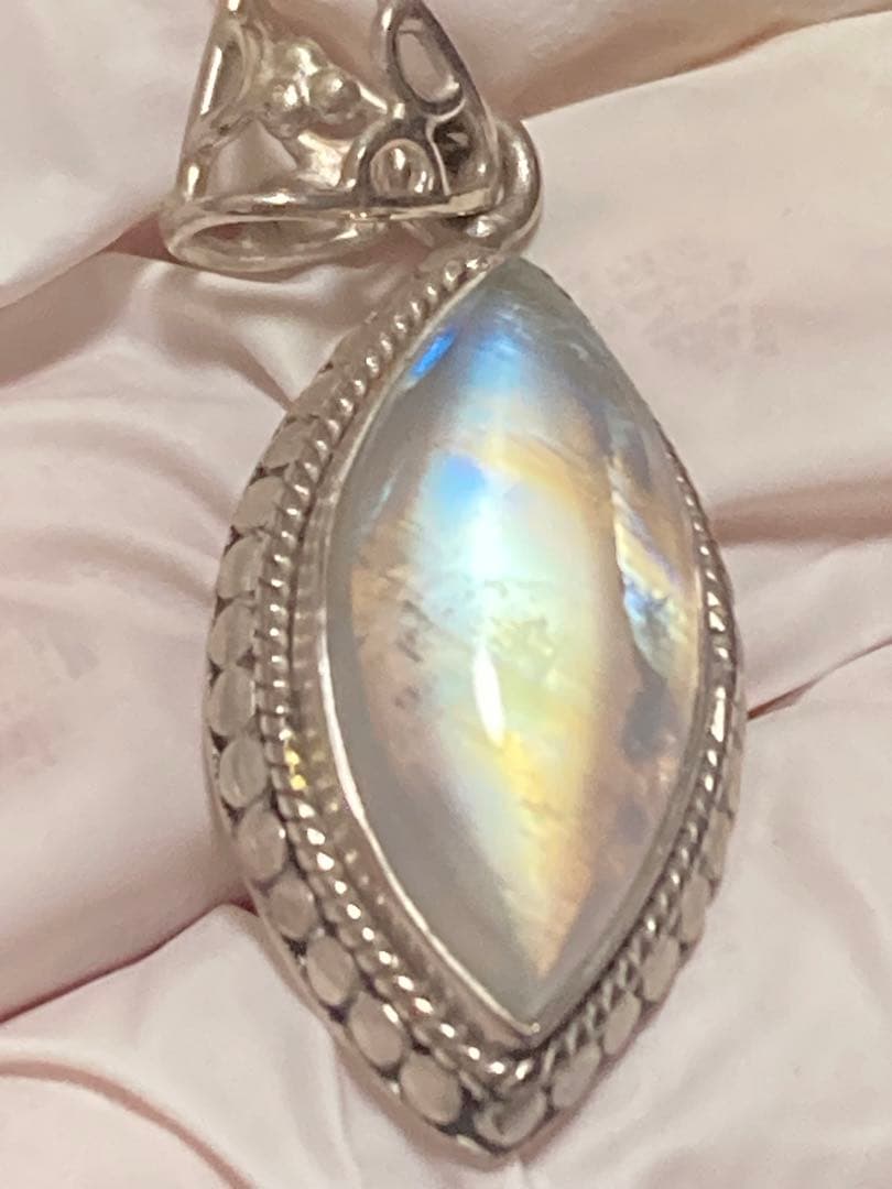 X*n様 【定価5万円】天然 レインボームーンストーン 大粒 ペンダントトップ