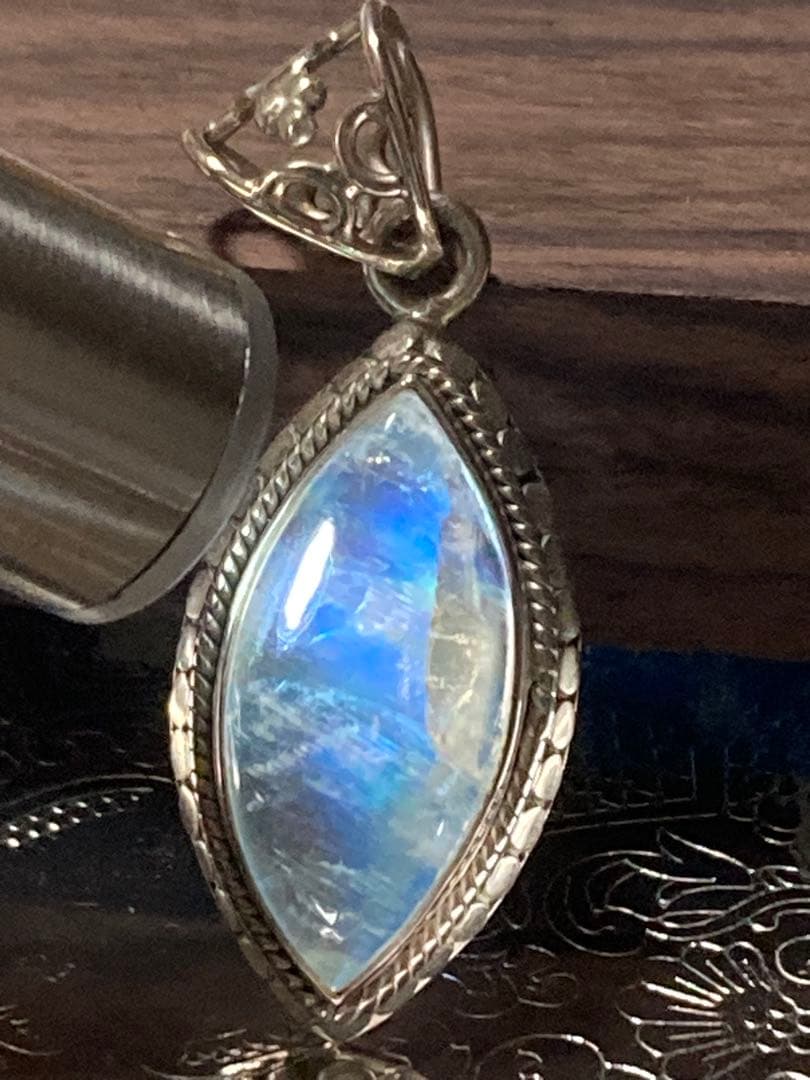 X*n様 【定価5万円】天然 レインボームーンストーン 大粒 ペンダントトップ