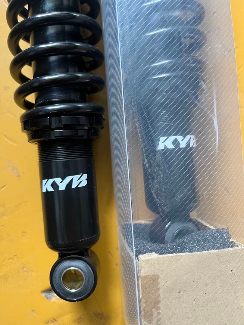 カヤバサスペンション　KYB ブラックリアサス　新品未使用