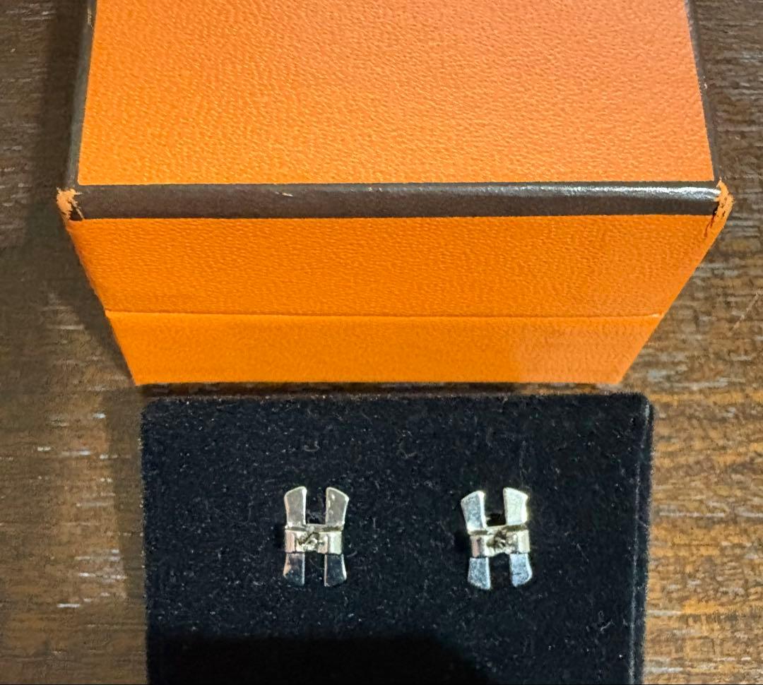 HERMÈS レッドシルバーH字型ピアス