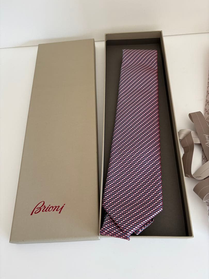 新品未使用のブリオーニのネクタイ