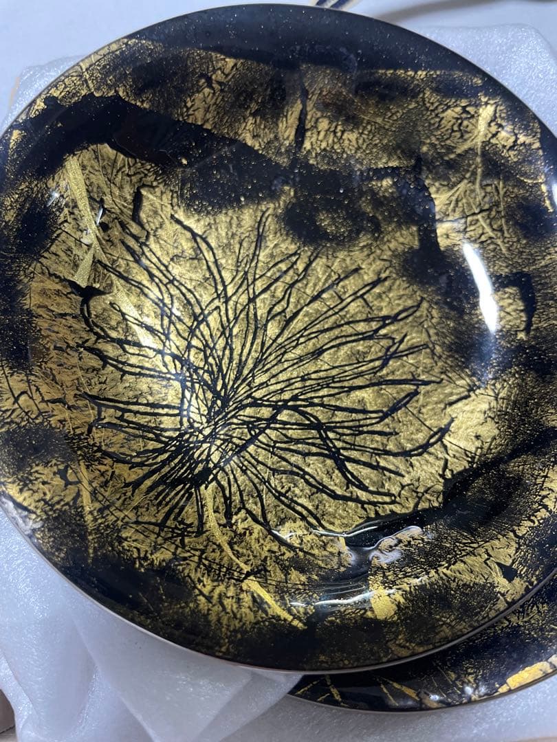 金箔の七宝焼　花模様の黒い皿