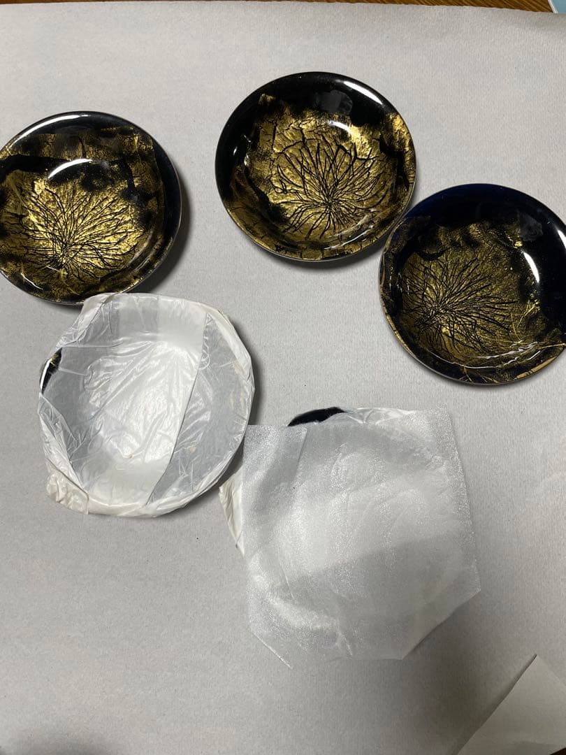 金箔の七宝焼　花模様の黒い皿