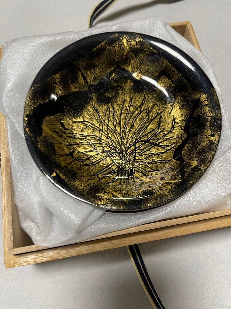 金箔の七宝焼　花模様の黒い皿