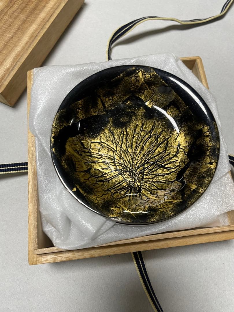 金箔の七宝焼　花模様の黒い皿