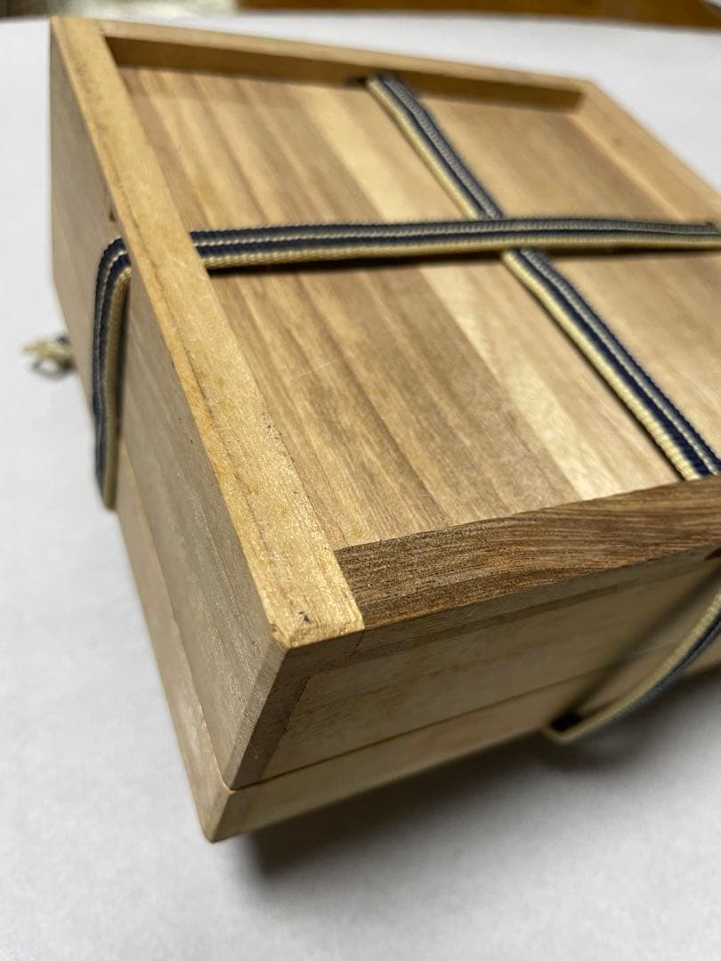 金箔の七宝焼　花模様の黒い皿