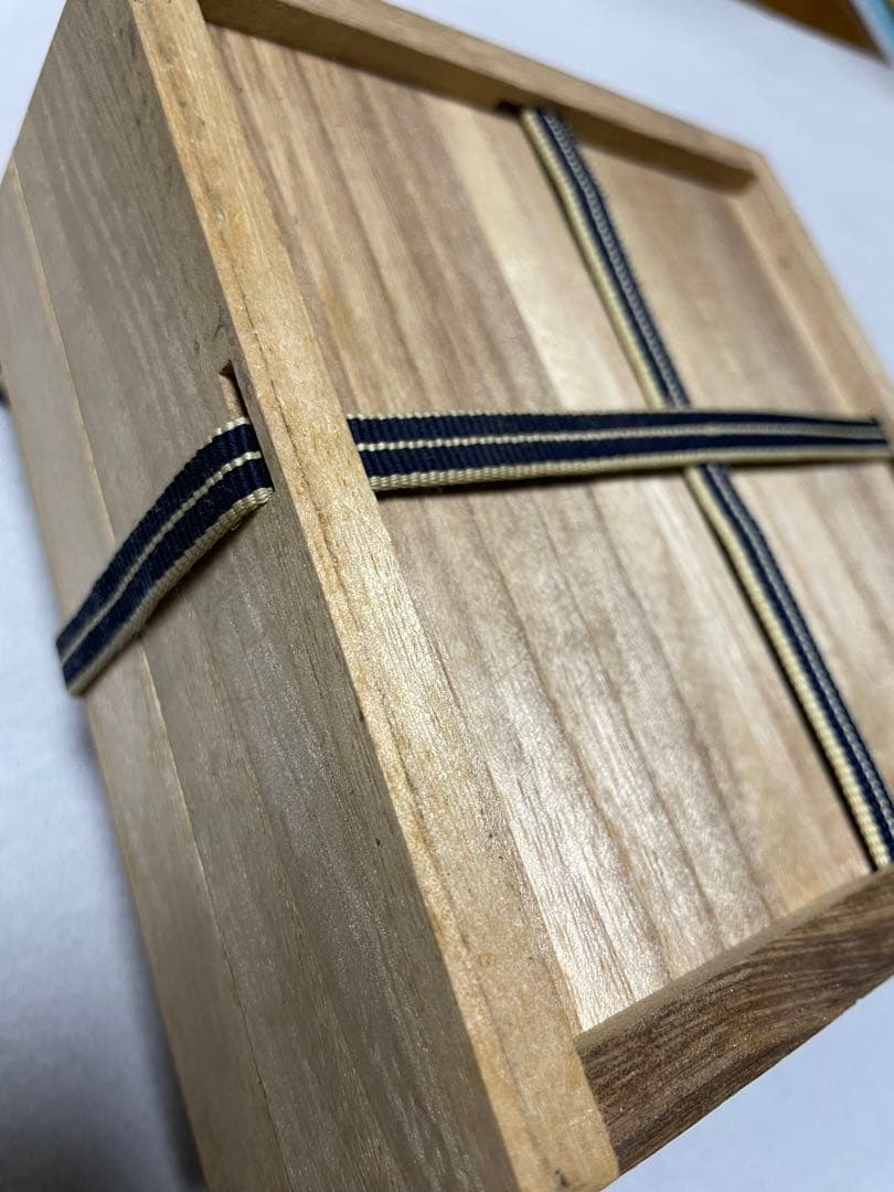 金箔の七宝焼　花模様の黒い皿