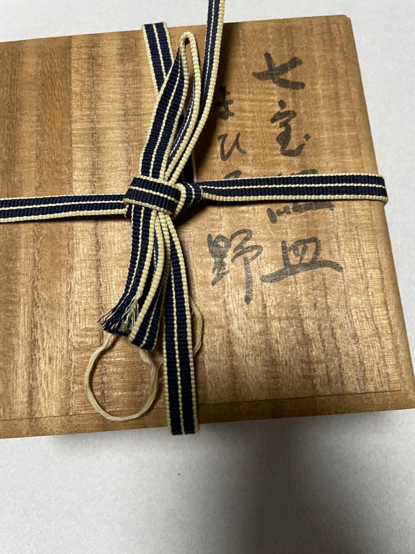 金箔の七宝焼　花模様の黒い皿