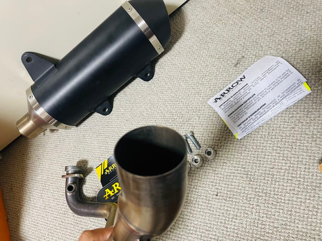 ARROW マフラー 　(SRGT125/200 APRILIA)