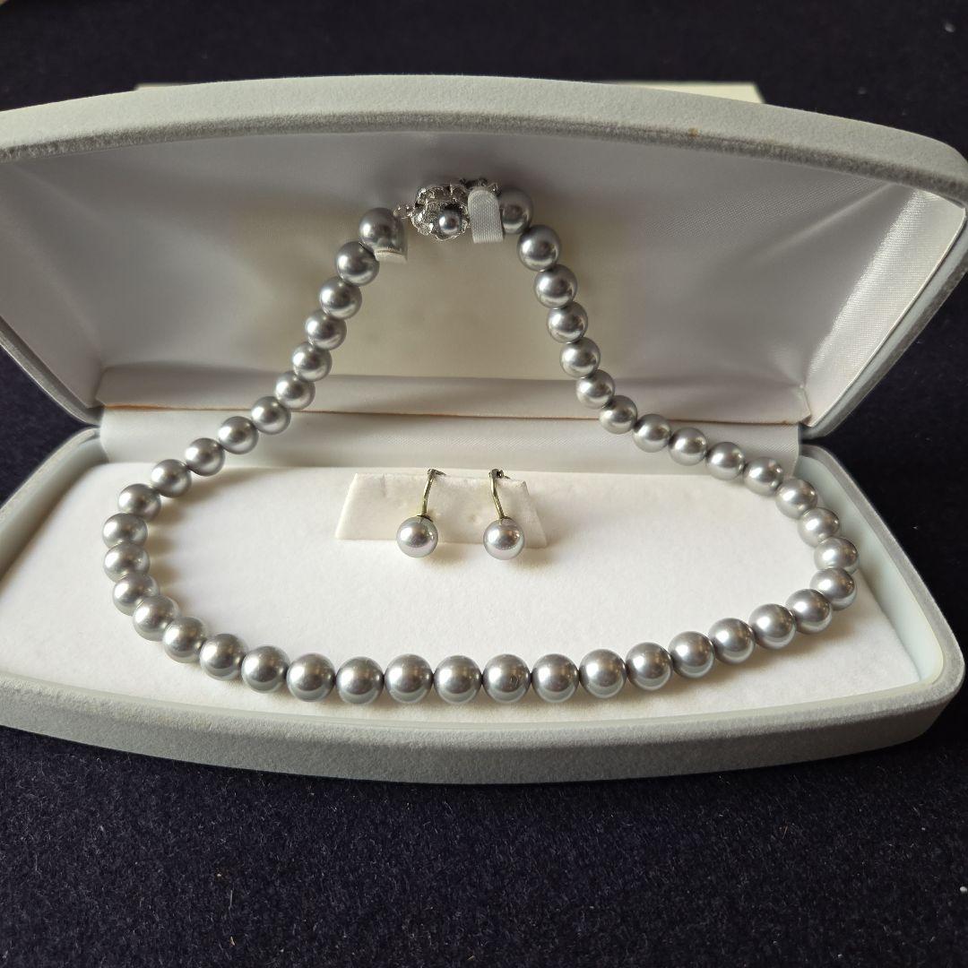 ウェイです。パールネックレスとイヤリング 　ケース付　8mm　グレー