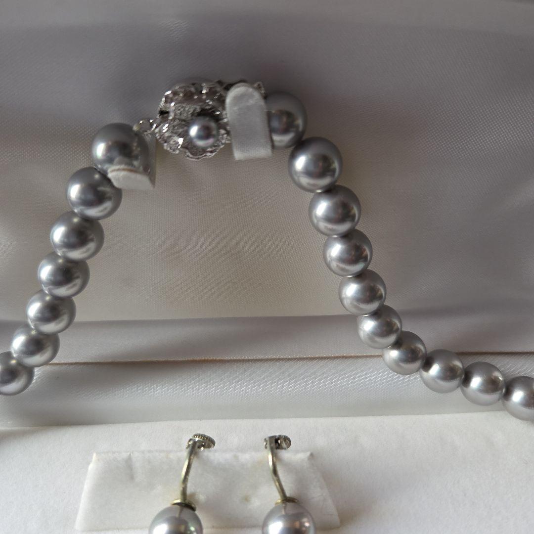ウェイです。パールネックレスとイヤリング 　ケース付　8mm　グレー