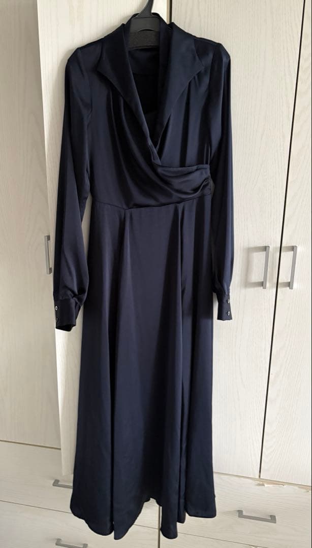 anuans サテンオープンカラーフレアワンピース