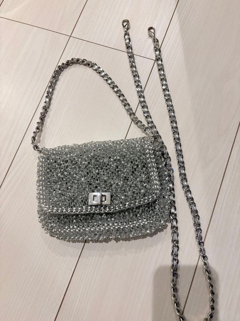 アンテプリマ　シルバー ショルダーバッグ