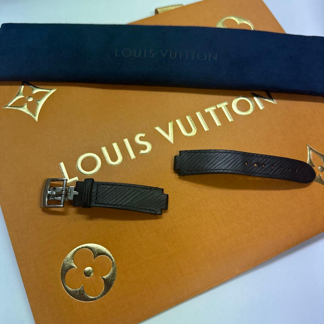 現行モデル　ルイヴィトン　時計　ベルト　エピ　最新のバックル付き