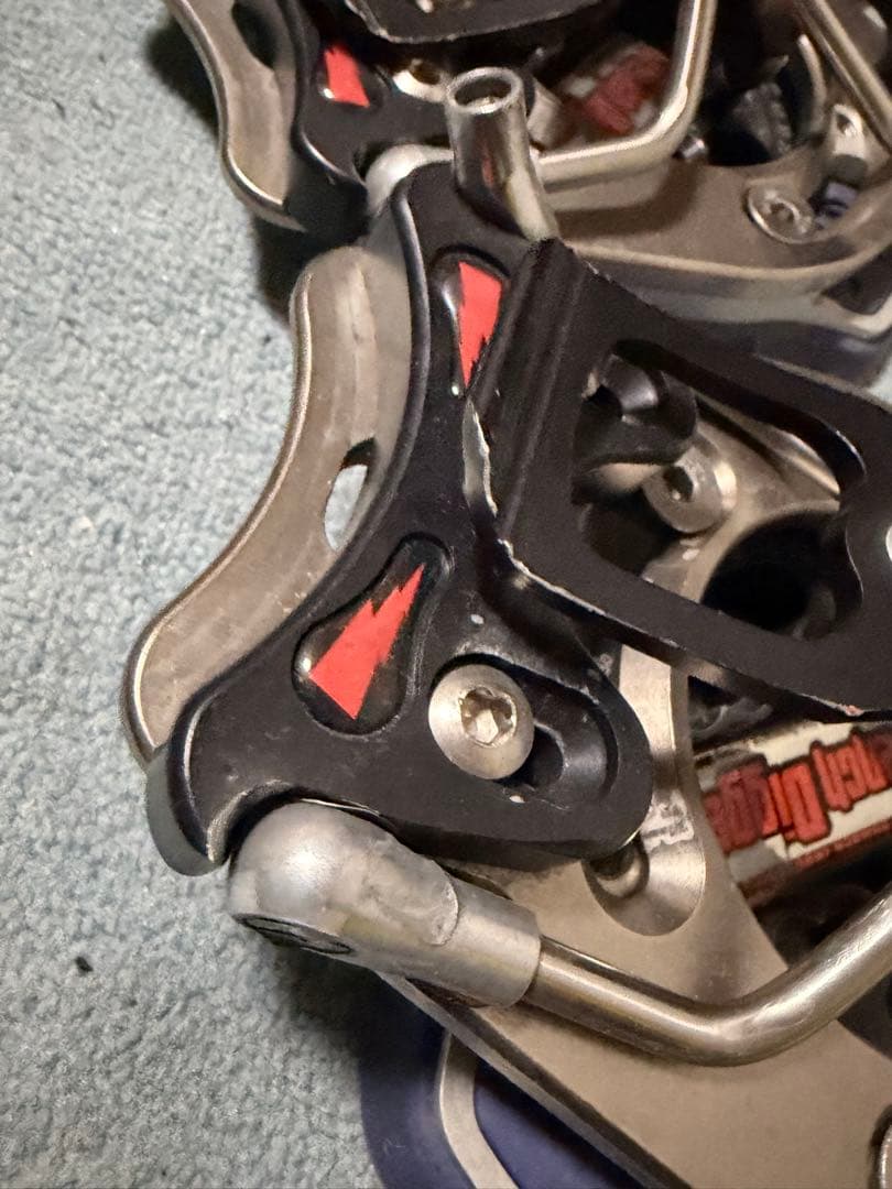 スノーボードビンディング シルバー/ブラック/レッド