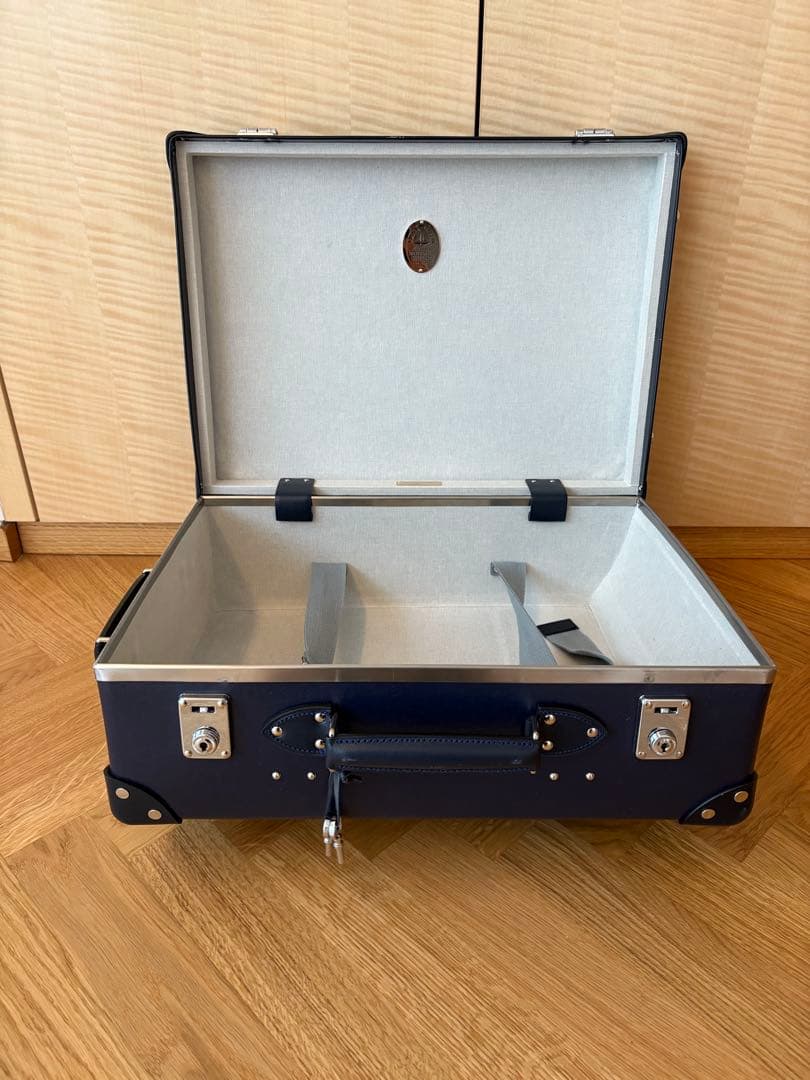 【再度お値下げ・美品】グローブトロッターネイビー2輪