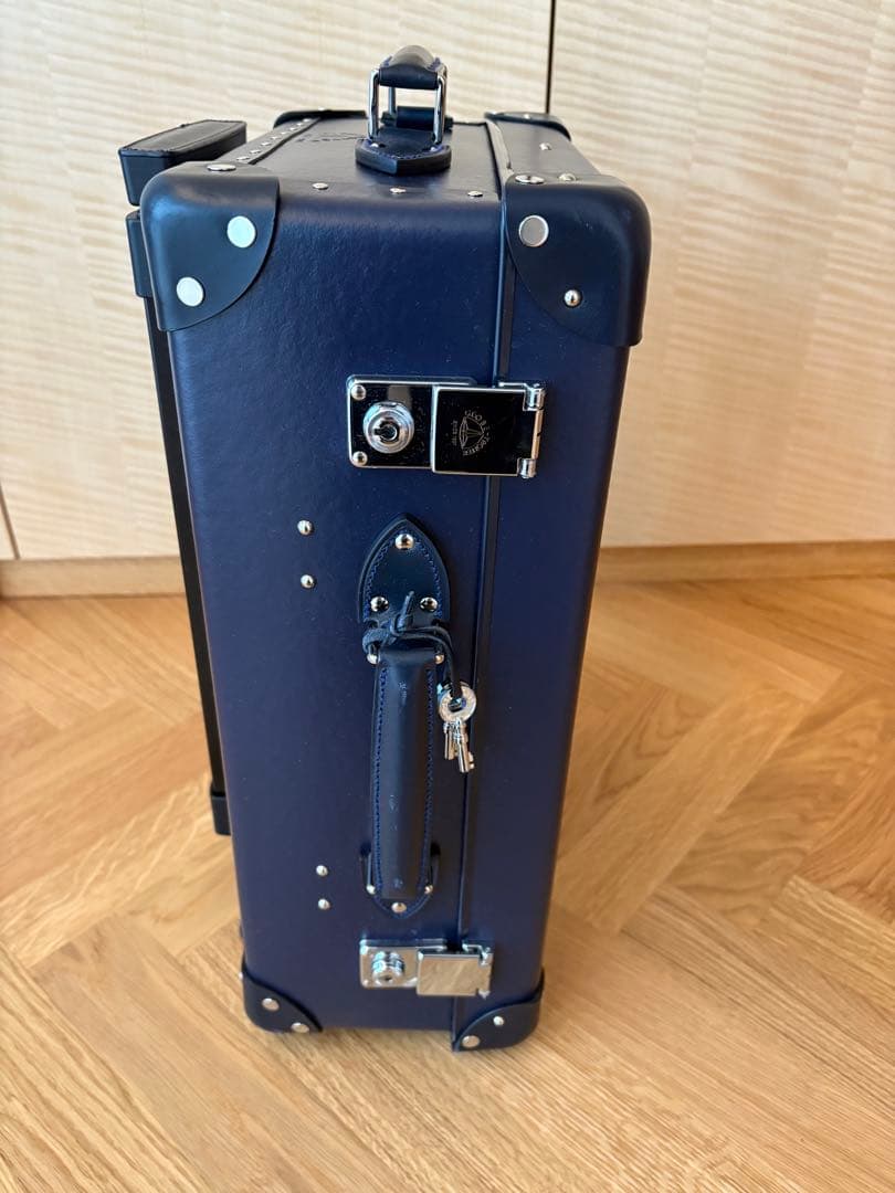 【再度お値下げ・美品】グローブトロッターネイビー2輪