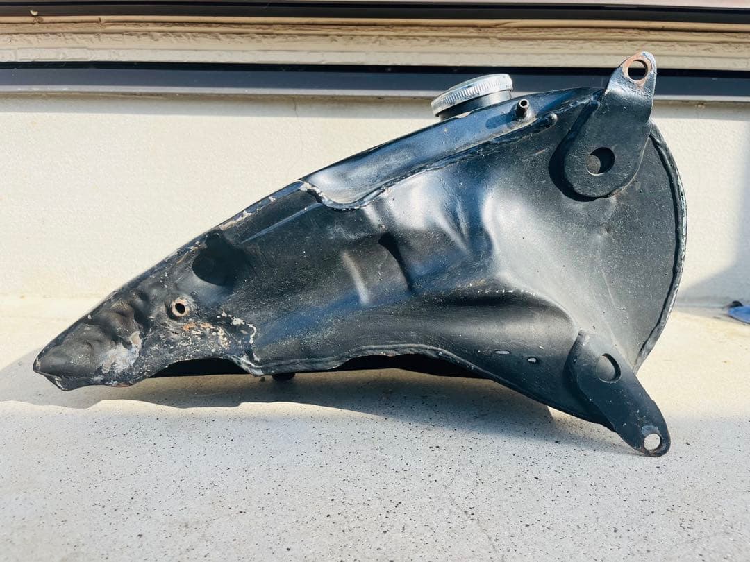 黒 ガソリンタンク 左右分割型