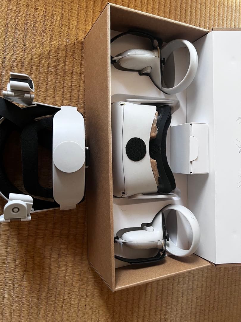  Quest 2 VRヘッドセットとコントローラー