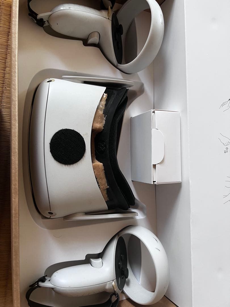  Quest 2 VRヘッドセットとコントローラー