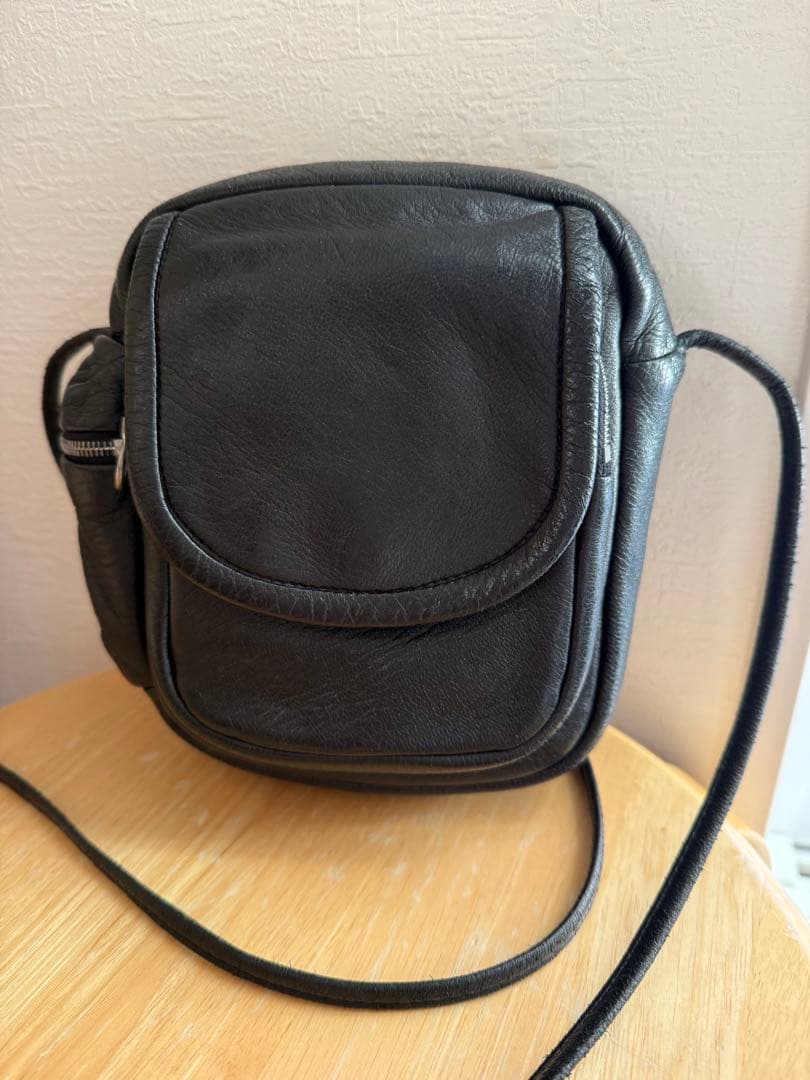 アエタ ショルダーバッグ ディアレザー 斜め掛け ボディクロス　黒