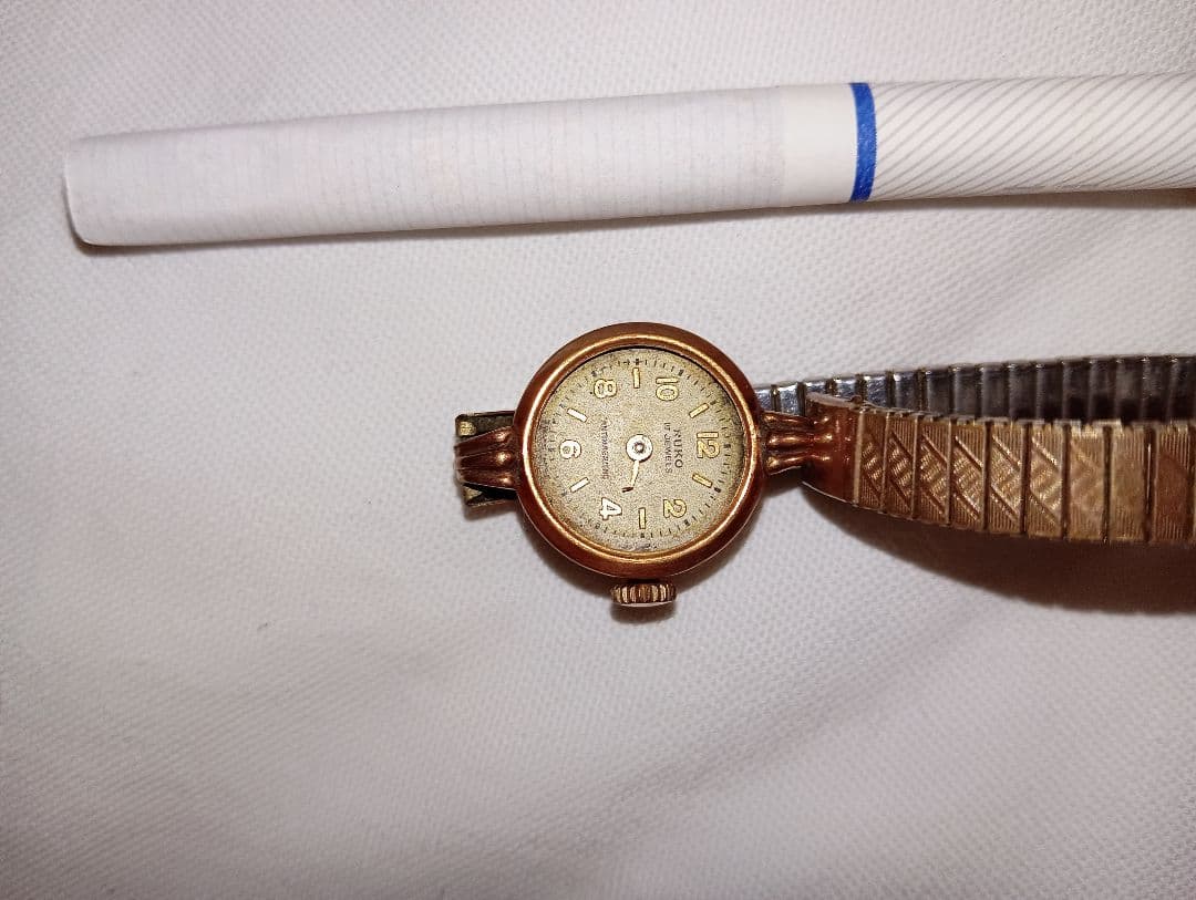 手巻き時計 小型　アンティーク裏蓋14金刻印です　ガラス無しです