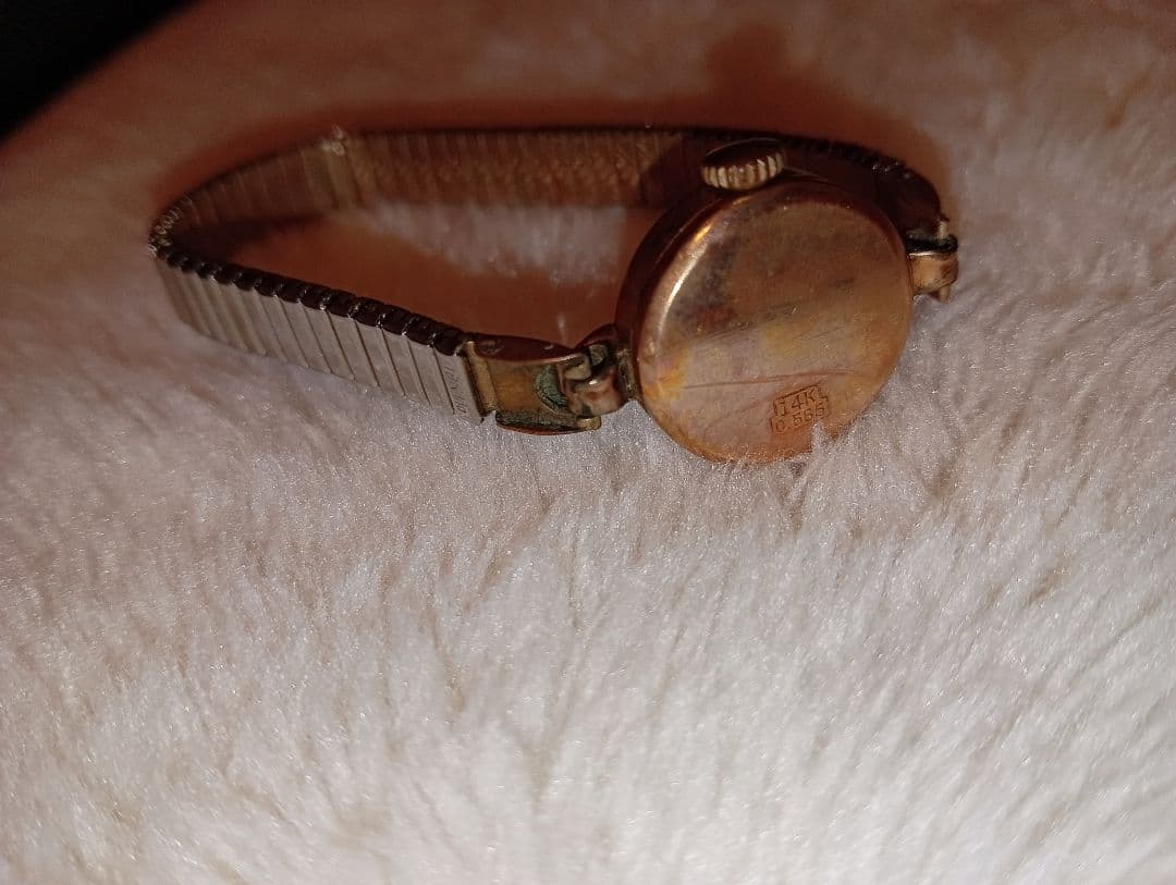 手巻き時計 小型　アンティーク裏蓋14金刻印です　ガラス無しです