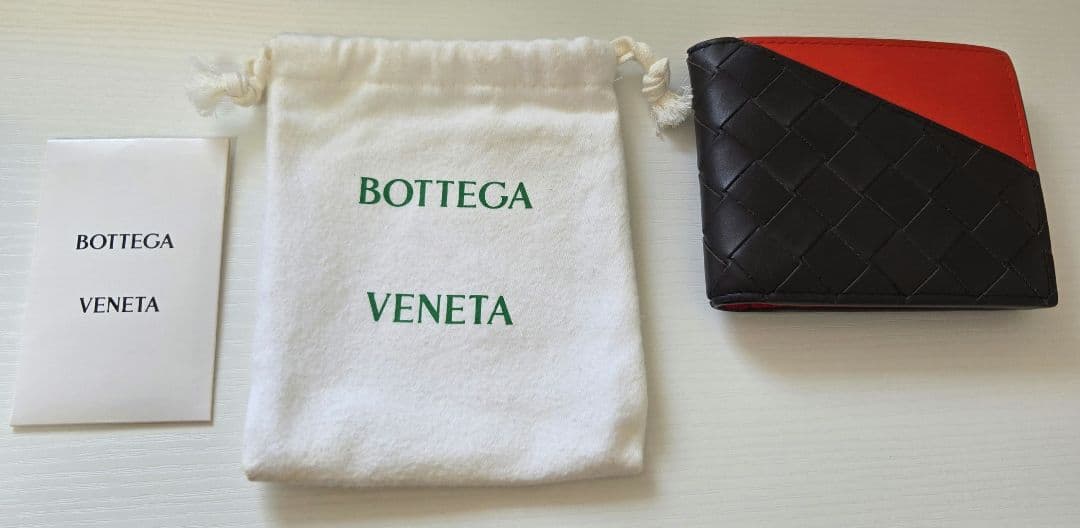 ボッテガヴェネタ　二つ折り財布　レッド　ブラック