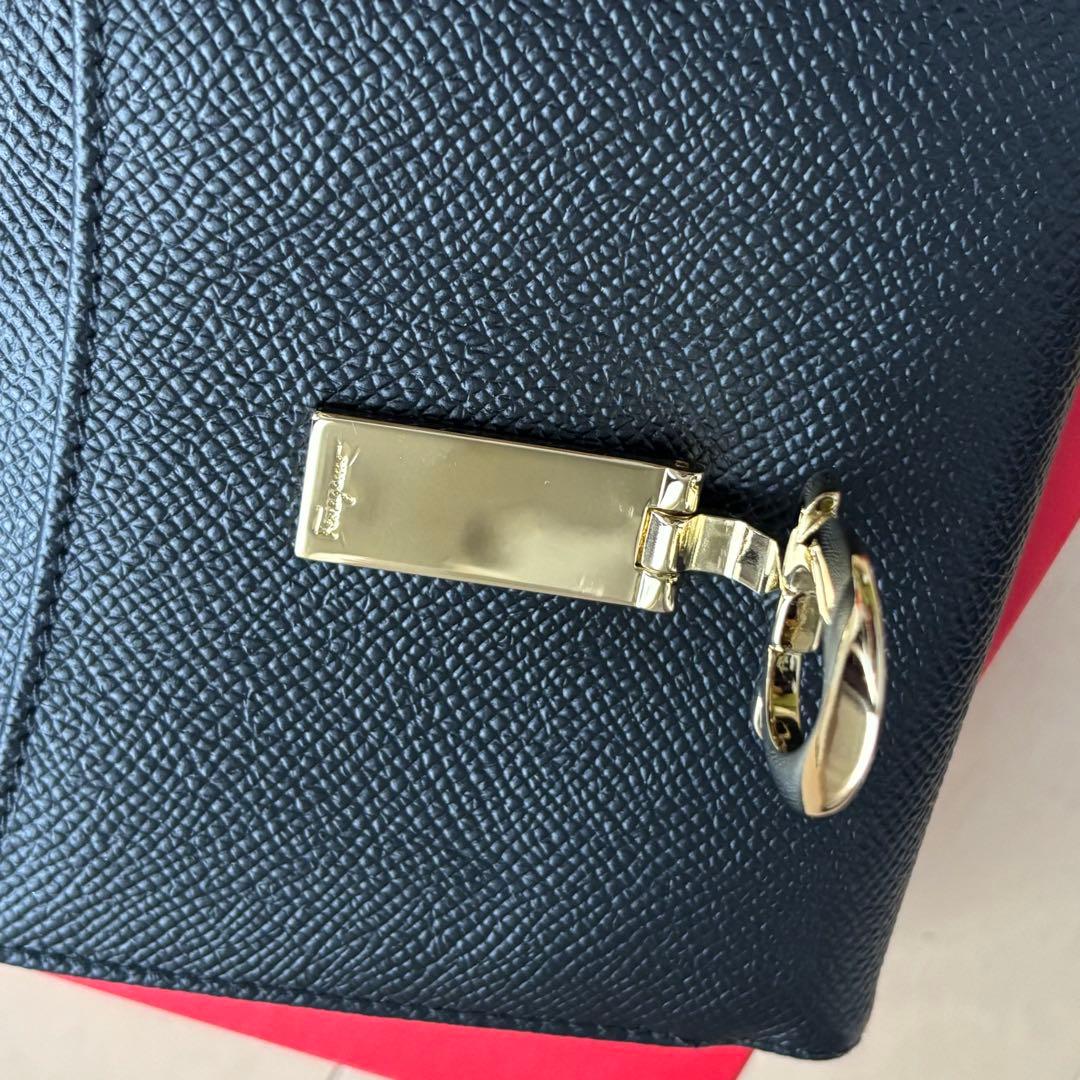 フェラガモ FERRAGAMO ガンチーニ 二つ折り財布