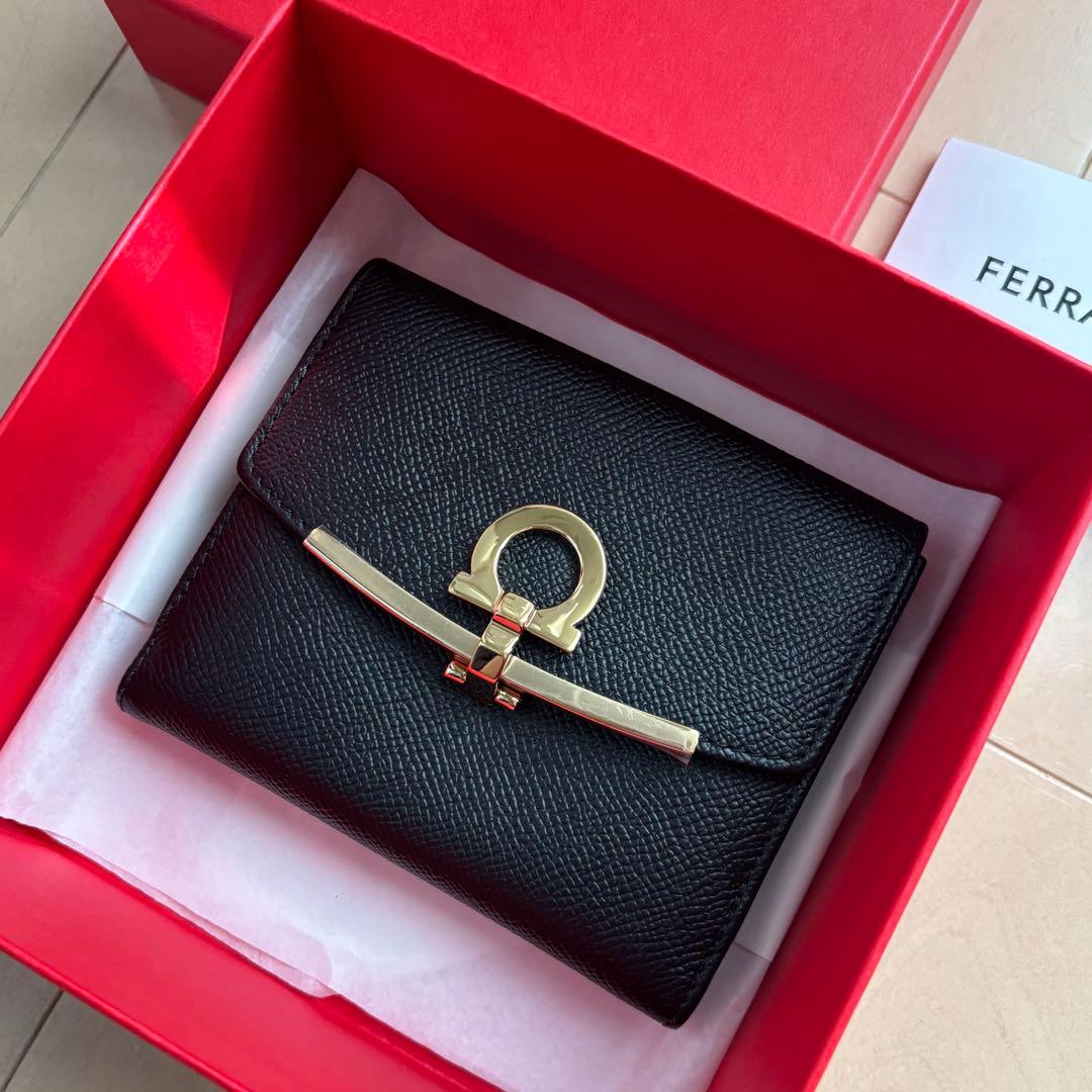 フェラガモ FERRAGAMO ガンチーニ 二つ折り財布
