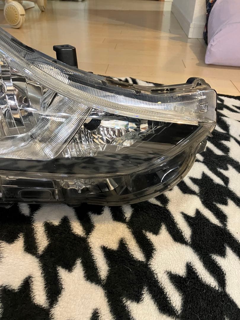 プリウスα後期　ヘッドライト